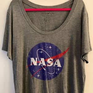 Women’s NASA grey scoopneck tee XL 🌎